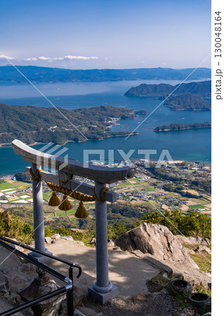 《熊本県》天空の鳥居・倉岳山山頂からのぞむ御所浦の島々 130048164