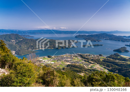 《熊本県》倉岳山山頂からのぞむ御所浦の島々 130048166