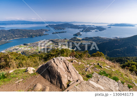 《熊本県》倉岳山山頂からのぞむ御所浦の島々 130048173