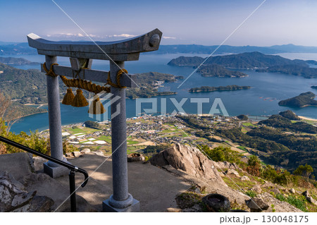 《熊本県》天空の鳥居・倉岳山山頂からのぞむ御所浦の島々 130048175
