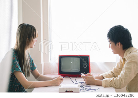 テレビゲームをする男女 130048280