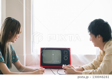 テレビゲームをする男女 130048281