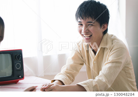 笑顔の若い男性 130048284