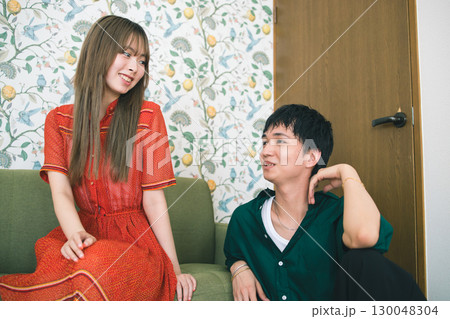 ソファーでくつろぐ若いカップル 130048304