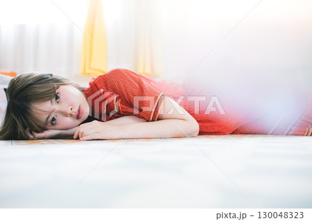 寝転ぶ女性 寝転ぶ女性 130048323