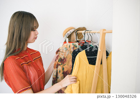 洋服を選ぶ女性 130048326