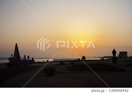 早春の宗谷岬 朝焼けの日本最北端の地 早春の宗谷岬 朝焼けの日本最北端の地 130048442