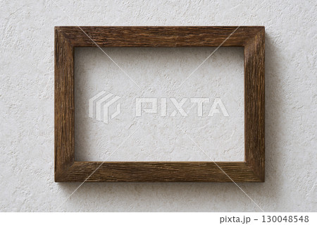 白い壁に掛けられた木製のフォトフレーム 130048548