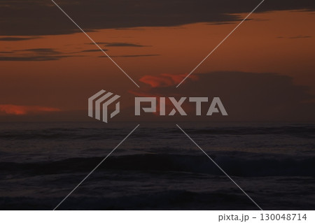 九十九里浜からの日の出の風景 九十九里浜からの日の出の風景 130048714
