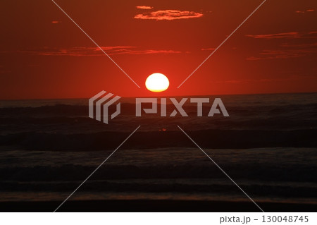 九十九里浜からの日の出の風景 九十九里浜からの日の出の風景 130048745