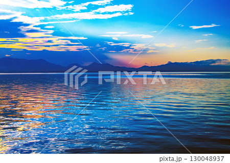 湖面に映る夕彩霞 湖面に映る夕彩霞 130048937
