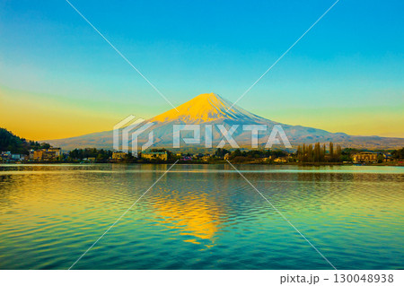 早朝の河口湖に映る逆さ紅逆さの紅 130048938