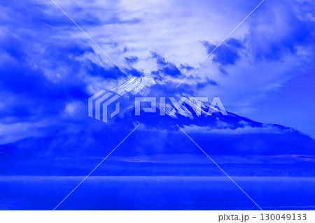 精進湖から望む早朝の富士山 130049133