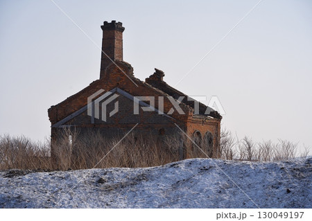 早春の北海道稚内市 残雪に囲まれたレンガ作りの旧秋田木材工場発電所跡 早春の北海道稚内市 残雪に囲まれたレンガ作りの旧秋田木材工場発電所跡 130049197