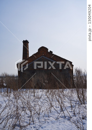 早春の北海道稚内市　残雪に囲まれたレンガ作りの旧秋田木材工場発電所跡 130049204