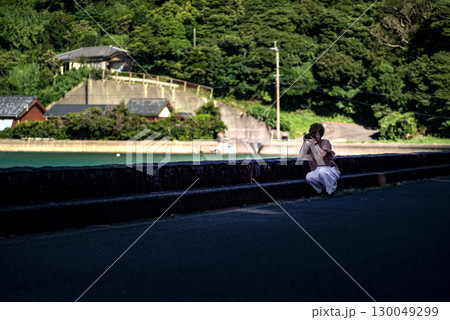 <素材>観光地で風景写真を撮る女性 <素材>観光地で風景写真を撮る女性 130049299