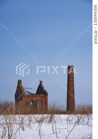 早春の北海道稚内市 残雪に囲まれたレンガ作りの旧秋田木材工場発電所跡 早春の北海道稚内市 残雪に囲まれたレンガ作りの旧秋田木材工場発電所跡 130049306