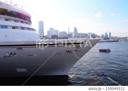 大さん橋に停泊中の「飛鳥Ⅲ」と水陸両用バス「スカイダック」 130049312