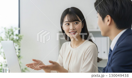 仕事のアドバイスをしているビジネスパーソン 130049438