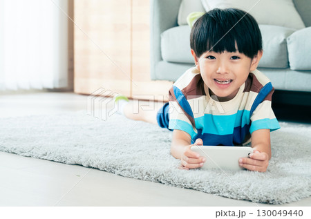 スマホで遊ぶ男の子 130049440