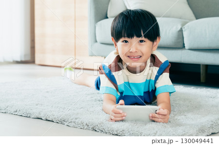スマホで遊ぶ男の子 スマホで遊ぶ男の子 130049441
