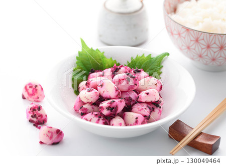 白背景に映えるしそかつおにんにくと白ごはんの和食イメージ ご飯のお供やおつまみに最適な食品写真 白背景に映えるしそかつおにんにくと白ごはんの和食イメージ ご飯のお供やおつまみに最適な食品写真 130049464