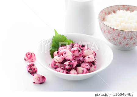 白背景に映えるしそかつおにんにくと白ごはんの和食イメージ　ご飯のお供やおつまみに最適な食品写真 130049465