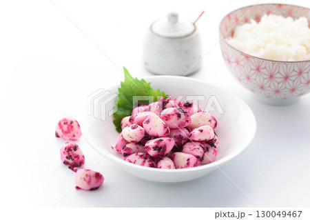 白背景に映えるしそかつおにんにくと白ごはんの和食イメージ ご飯のお供やおつまみに最適な食品写真 白背景に映えるしそかつおにんにくと白ごはんの和食イメージ ご飯のお供やおつまみに最適な食品写真 130049467