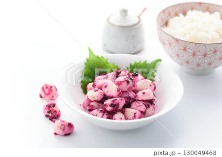 白背景に映えるしそかつおにんにくと白ごはんの和食イメージ ご飯のお供やおつまみに最適な食品写真 白背景に映えるしそかつおにんにくと白ごはんの和食イメージ ご飯のお供やおつまみに最適な食品写真 130049468