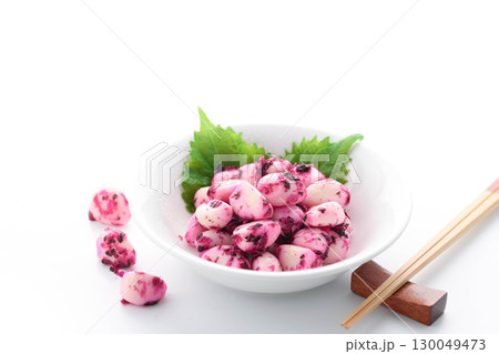 白背景に映えるしそかつおにんにくと白ごはんの和食イメージ　ご飯のお供やおつまみに最適な食品写真 130049473