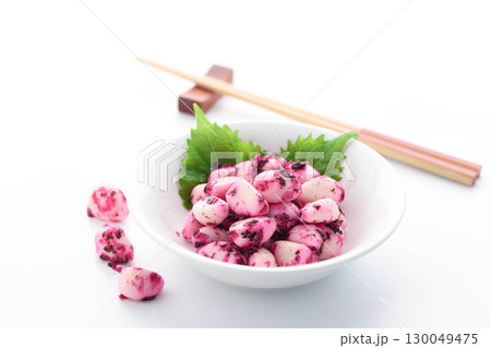 白背景に映えるしそかつおにんにくと白ごはんの和食イメージ ご飯のお供やおつまみに最適な食品写真 白背景に映えるしそかつおにんにくと白ごはんの和食イメージ ご飯のお供やおつまみに最適な食品写真 130049475