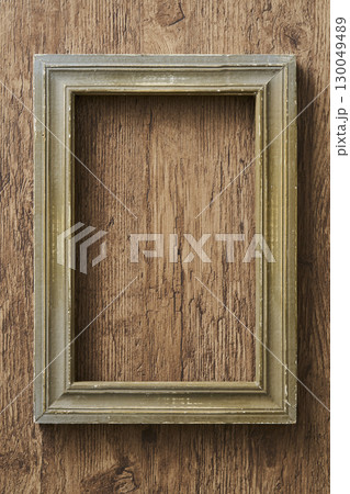 ビンテージな板壁にかけられた額縁 130049489