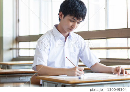 勉強する男子学生 勉強する男子学生 130049504