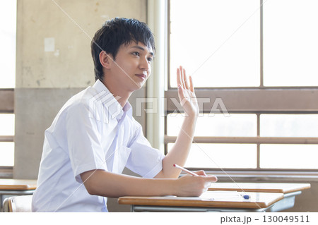手を挙げる男子学生 130049511