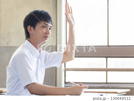 手を挙げる男子学生 手を挙げる男子学生 130049512