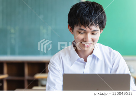 パソコンを使って勉強する男子学生 130049515