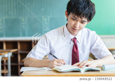 勉強する男子高校生 勉強する男子高校生 130049522