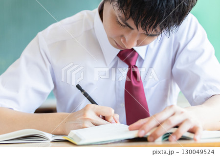 勉強する男子高校生 130049524