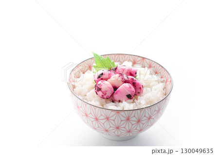 白ごはんにしそかつおにんにくをのせた和食ご飯のお供　漬けにんにくと紫蘇の彩り食卓イメージ 130049635