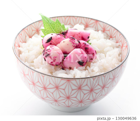 白ごはんにしそかつおにんにくをのせた和食ご飯のお供　漬けにんにくと紫蘇の彩り食卓イメージ 130049636