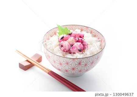 白ごはんにしそかつおにんにくをのせた和食ご飯のお供 漬けにんにくと紫蘇の彩り食卓イメージ 白ごはんにしそかつおにんにくをのせた和食ご飯のお供 漬けにんにくと紫蘇の彩り食卓イメージ 130049637