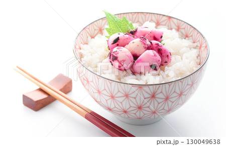 白ごはんにしそかつおにんにくをのせた和食ご飯のお供　漬けにんにくと紫蘇の彩り食卓イメージ 130049638