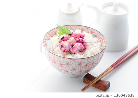 白ごはんにしそかつおにんにくをのせた和食ご飯のお供　漬けにんにくと紫蘇の彩り食卓イメージ 130049639