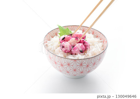 白ごはんにしそかつおにんにくをのせた和食ご飯のお供　漬けにんにくと紫蘇の彩り食卓イメージ 130049646