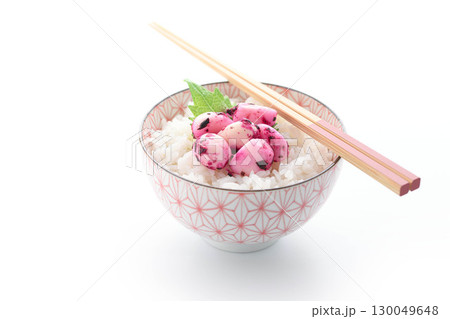 白ごはんにしそかつおにんにくをのせた和食ご飯のお供 漬けにんにくと紫蘇の彩り食卓イメージ 白ごはんにしそかつおにんにくをのせた和食ご飯のお供 漬けにんにくと紫蘇の彩り食卓イメージ 130049648