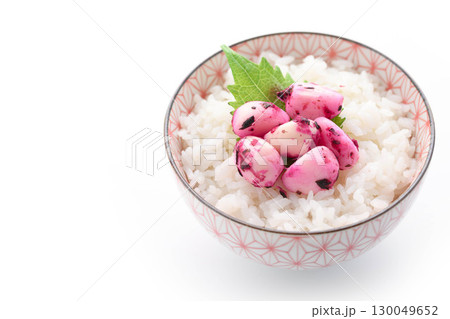 白ごはんにしそかつおにんにくをのせた和食ご飯のお供　漬けにんにくと紫蘇の彩り食卓イメージ 130049652