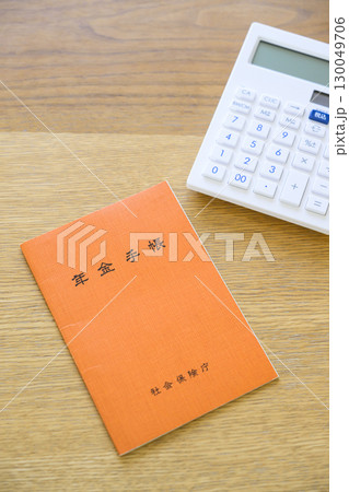 年金手帳と電卓 年金手帳と電卓 130049706