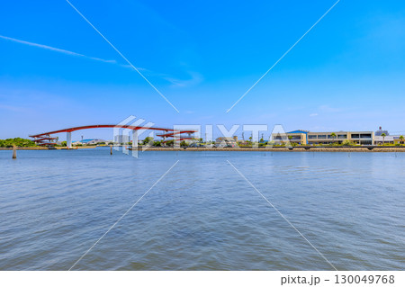 千葉県　木更津市　鳥居崎海浜公園にある鳥居崎倶楽部と中の島大橋 130049768