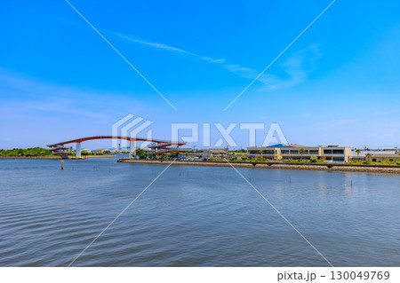 千葉県　木更津市　鳥居崎海浜公園にある鳥居崎倶楽部と中の島大橋 130049769
