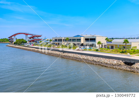 千葉県　木更津市　鳥居崎海浜公園にある鳥居崎倶楽部と中の島大橋 130049772
